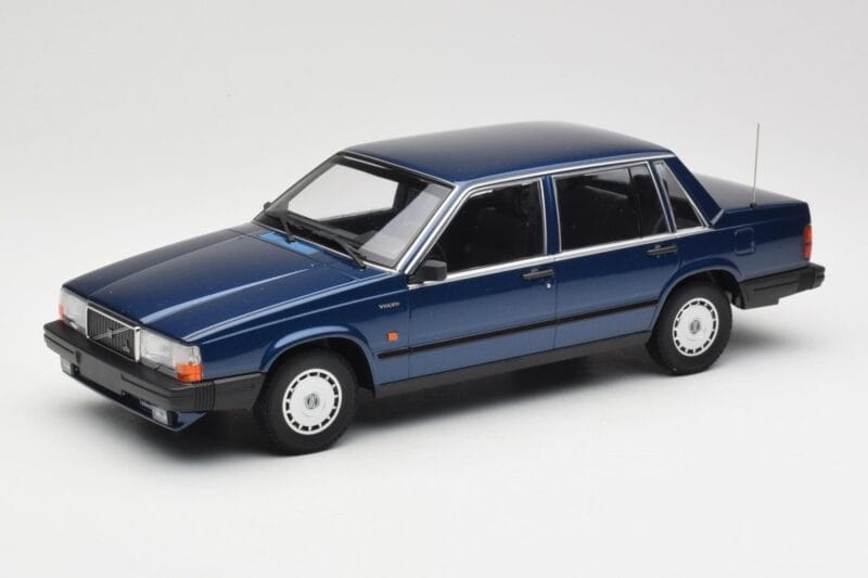 Volvo 740 GL Dark Blue Metallic Minichamps 1:18 155171701 Fém