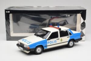 Volvo 740 GL Svéd Rendőrség Minichamps 1:18 155171791 Fém – 6. kép a 6-ből