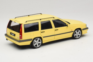 Volvo 850 T-5R Kombi Cream Yellow AUTOart 1:18 79506 Fém – 3. kép a 8-ből