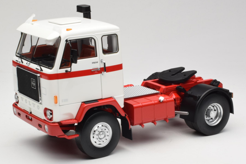 Volvo F88 Fehér Piros MCG 1:18 MCG18141 Fém