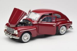 Volvo PV544 Cherry Red Revell 1:18 08887 Fém – 2. kép a 8-ből