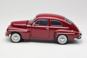 Volvo PV544 Cherry Red Revell 1:18 08887 Fém – 4. kép a 8-ből