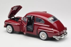 Volvo PV544 Cherry Red Revell 1:18 08887 Fém – 5. kép a 8-ből