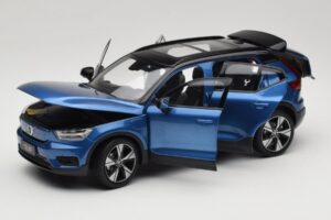 Volvo XC40 Recharge Kék Metál Paudi Model 1:18 2562373 Fém – 2. kép a 8-ből