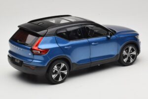 Volvo XC40 Recharge Kék Metál Paudi Model 1:18 2562373 Fém – 3. kép a 8-ből