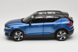 Volvo XC40 Recharge Kék Metál Paudi Model 1:18 2562373 Fém – 4. kép a 8-ből