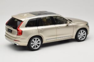 Volvo XC90 Luminous Sand Yellow Paudi Model 1:18 9430841 Fém – 3. kép a 8-ből