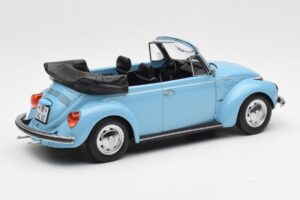 Volkswagen Beetle 1303 Kabrió Világoskék Norev 1:18 188531 Fém – 2. kép a 6-ből