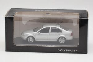 Volkswagen Bora Reflex Ezüst Minichamps 1:43 81982223S Fém – 4. kép a 4-ből