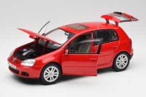 Volkswagen Golf Mk5 4-Door Tornado Piros Bburago 1:18 GOLF001 Fém – 2. kép a 8-ből