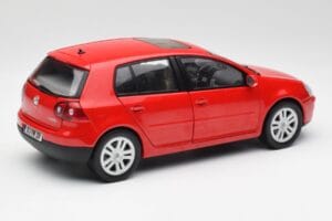 Volkswagen Golf Mk5 4-Door Tornado Piros Bburago 1:18 GOLF001 Fém – 3. kép a 8-ből