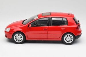 Volkswagen Golf Mk5 4-Door Tornado Piros Bburago 1:18 GOLF001 Fém – 4. kép a 8-ből