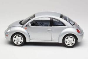 Volkswagen New Beetle Reflex Ezüst Metál Bburago 1:18 3322 Fém – 4. kép a 8-ből