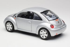 Volkswagen New Beetle Reflex Ezüst Metál Bburago 1:18 3322 Fém – 7. kép a 8-ből