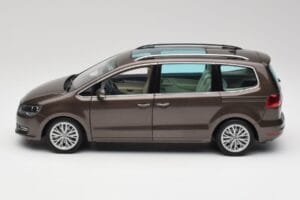 Volkswagen Sharan 7N Tölgy Barna Metál Minichamps 1:18 110051001 Fém – 4. kép a 8-ből