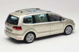 Volkswagen Sharan 7N Reflex Ezüst Metál Minichamps 1:18 110051002 Fém – 3. kép a 8-ből