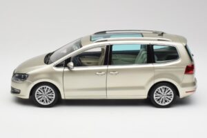 Volkswagen Sharan 7N Reflex Ezüst Metál Minichamps 1:18 110051002 Fém – 4. kép a 8-ből