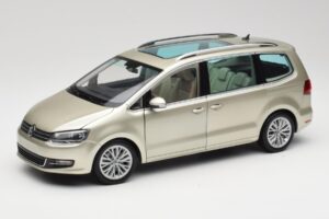 Volkswagen Sharan 7N Reflex Ezüst Metál Minichamps 1:18 110051002 Fém
