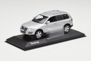 Volkswagen Touareg Reflex Ezüst Minichamps 1:43 68625 Fém – 2. kép a 4-ből
