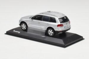 Volkswagen Touareg Reflex Ezüst Minichamps 1:43 68625 Fém – 3. kép a 4-ből