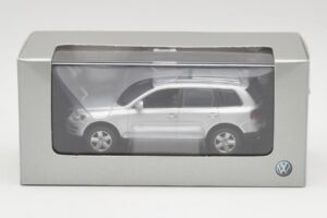 Volkswagen Touareg Reflex Ezüst Minichamps 1:43 68625 Fém – 4. kép a 4-ből