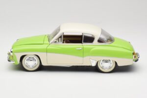 Wartburg 313 Pasztellzöld Bézs Felett Revell 1:18 9018 Fém – 4. kép a 8-ből