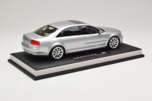 Audi A8 D3 W12 Ice Silver Metallic MotorHelix 1:18 MH030ISM Gyanta – 3. kép a 7-ből