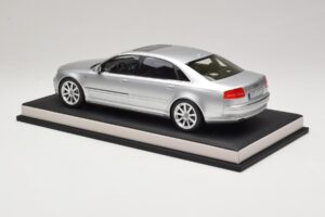 Audi A8 D3 W12 Ice Silver Metallic MotorHelix 1:18 MH030ISM Gyanta – 5. kép a 7-ből