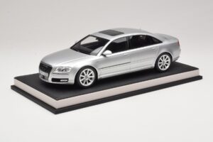 Audi A8 D3 W12 Ice Silver Metallic MotorHelix 1:18 MH030ISM Gyanta – 2. kép a 7-ből