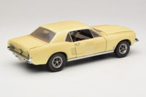 Ford Mustang Coupe Sárga The Walking Dead Greenlight 1:18 12958 Fém – 3. kép a 8-ből