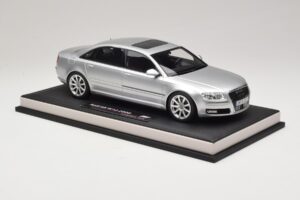 Audi A8 D3 W12 Ice Silver Metallic MotorHelix 1:18 MH030ISM Gyanta – 4. kép a 7-ből