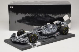 Alfa Romeo Orlen C42 R. Kubica Testing Barcelona 2022 Minichamps 1:18 117229988 Gyanta – 7. kép a 7-ből