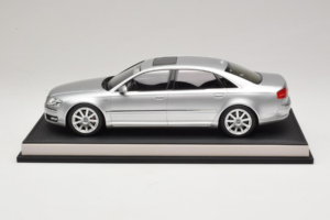 Audi A8 D3 W12 Ice Silver Metallic MotorHelix 1:18 MH030ISM Gyanta