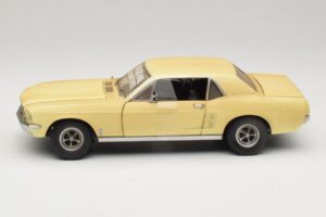 Ford Mustang Coupe Sárga The Walking Dead Greenlight 1:18 12958 Fém – 4. kép a 8-ből