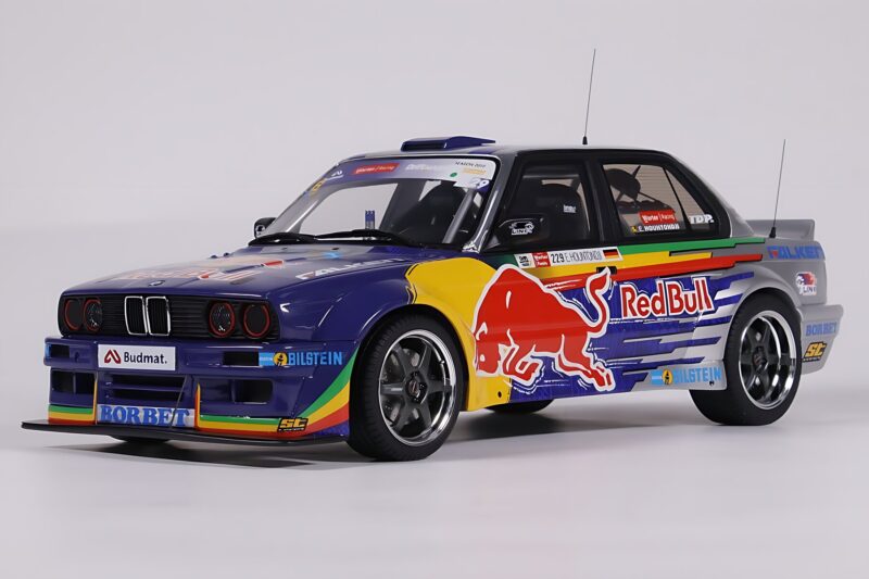 BMW E30 V8 #229 E. Hountondji Red Bull Driftbrothers Drift 2023 Kék Otto 1:18 OT486 Gyanta