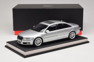 Audi A8 D3 W12 Ice Silver Metallic MotorHelix 1:18 MH030ISM Gyanta – 7. kép a 7-ből