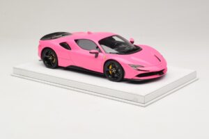 Ferrari SF90 Pack Fiorano Fényes Qatar Pink BBR 1:18 RACELINE137 Gyanta – 4. kép a 7-ből