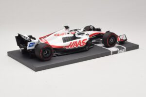 Haas VF-22 K. Magnussen Pole Position Brazilian GP 2022 Minichamps 1:18 117222120 Gyanta – 2. kép a 7-ből