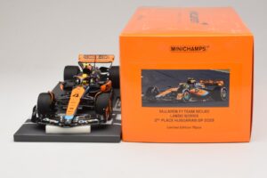 McLaren MCL60 #4 L. Norris 2nd Place Hungarian GP 2023 Minichamps 1:18 537233004 Gyanta – 6. kép a 7-ből