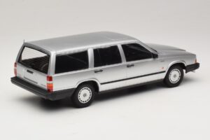 Volvo 740 GL Kombi Ezüst Minichamps 1:18 155171770 Fém – 2. kép a 6-ből