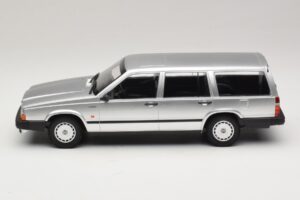 Volvo 740 GL Kombi Ezüst Minichamps 1:18 155171770 Fém – 3. kép a 6-ből