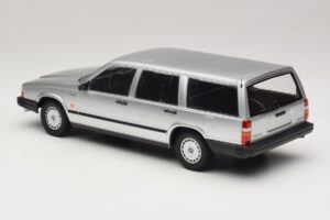 Volvo 740 GL Kombi Ezüst Minichamps 1:18 155171770 Fém – 5. kép a 6-ből