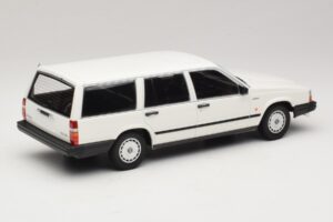 Volvo 740 GL Kombi Fehér Minichamps 1:18 155171772 Fém – 2. kép a 6-ből