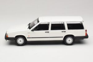 Volvo 740 GL Kombi Fehér Minichamps 1:18 155171772 Fém – 3. kép a 6-ből