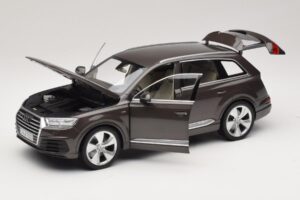 Audi Q7 4M Argus Brown Minichamps 1:18 5011407615 Fém – 2. kép a 8-ből