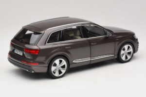 Audi Q7 4M Argus Brown Minichamps 1:18 5011407615 Fém – 3. kép a 8-ből
