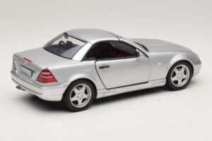 Mercedes SLK230 R170 AMG Roadster Ezüst UT Models 1:18 26152 Fém – 3. kép a 8-ből