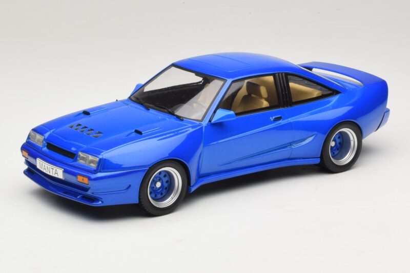Opel Manta B Kék Metálfényű MCG 1:18 Opel Manta B Kék Metálfényű MCG 1:18 MCG18258 Fém