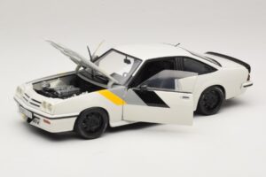 Opel Manta B GT/E Fehér Fekete Egyedi Felnik Revell 1:18 08422 Fém – 2. kép a 8-ből