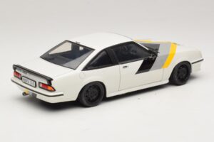 Opel Manta B GT/E Fehér Fekete Egyedi Felnik Revell 1:18 08422 Fém – 3. kép a 8-ből